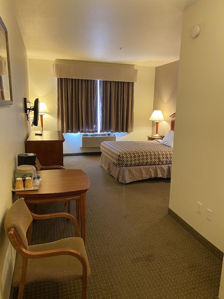 A Riverside Travelodge By Wyndham Hotel 3*